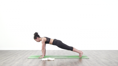 Lizette is practising yoga on a green yoga mat